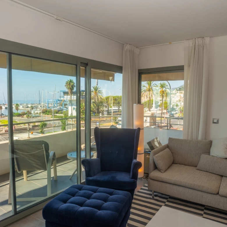 Menton Garavan, bord de mer immeuble récent