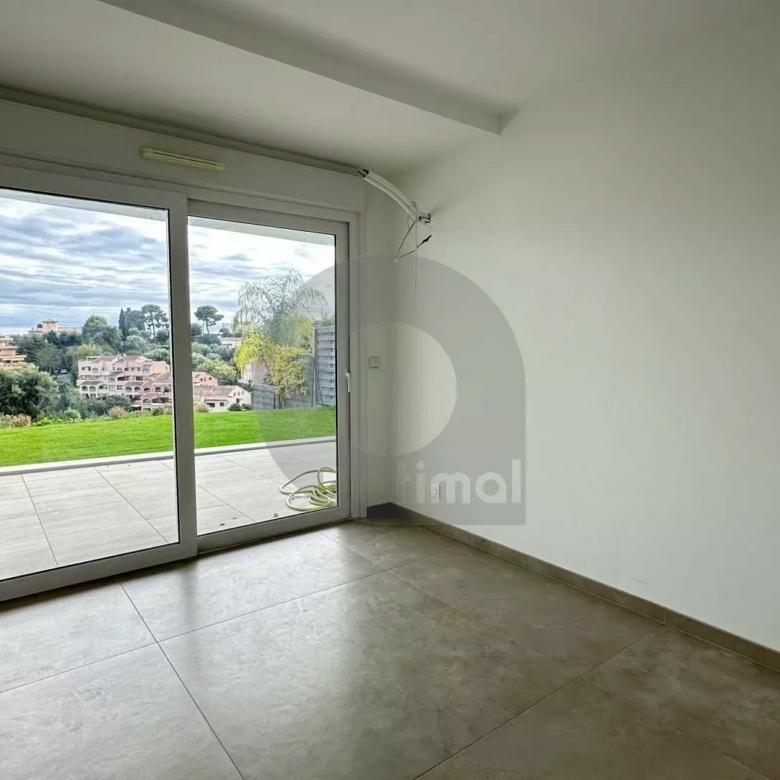 ROQUEBRUNE QUARTIER RESIDENTIEL DU HAMEAU: APPARTEMENT TROIS PIECES AVEC TERRASSE ET JARDIN – VUE MER – PARKING PRIVATIF