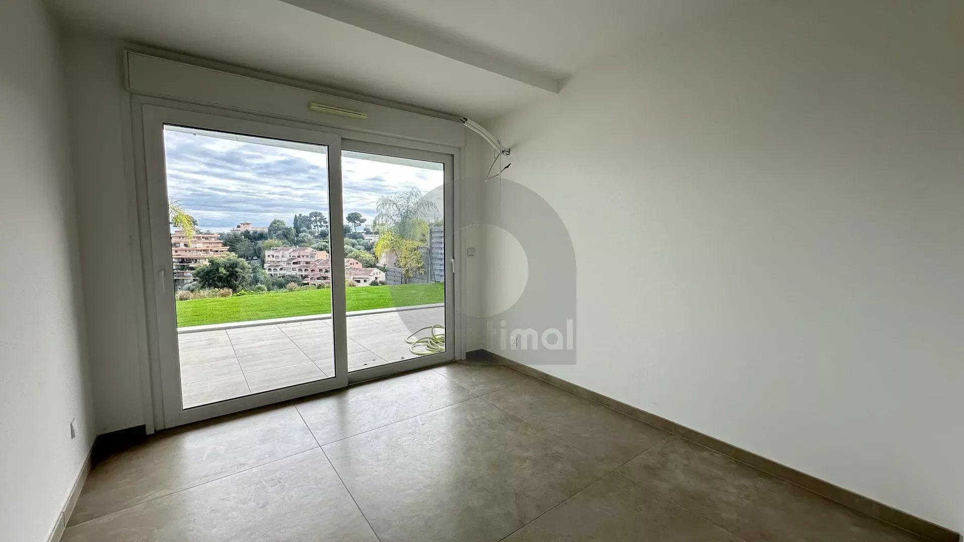 ROQUEBRUNE QUARTIER RESIDENTIEL DU HAMEAU: APPARTEMENT TROIS PIECES AVEC TERRASSE ET JARDIN – VUE MER – PARKING PRIVATIF