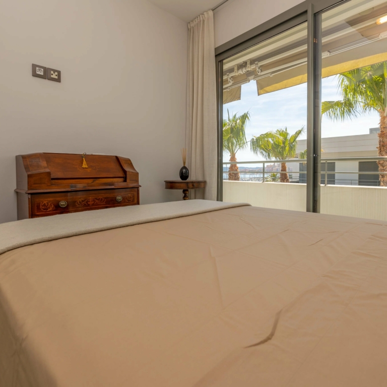 Menton Garavan, bord de mer immeuble récent