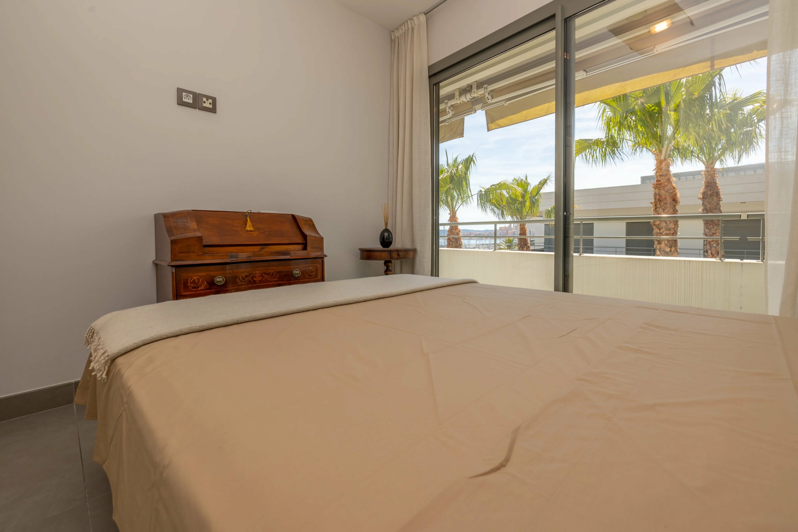 Menton Garavan, bord de mer immeuble récent