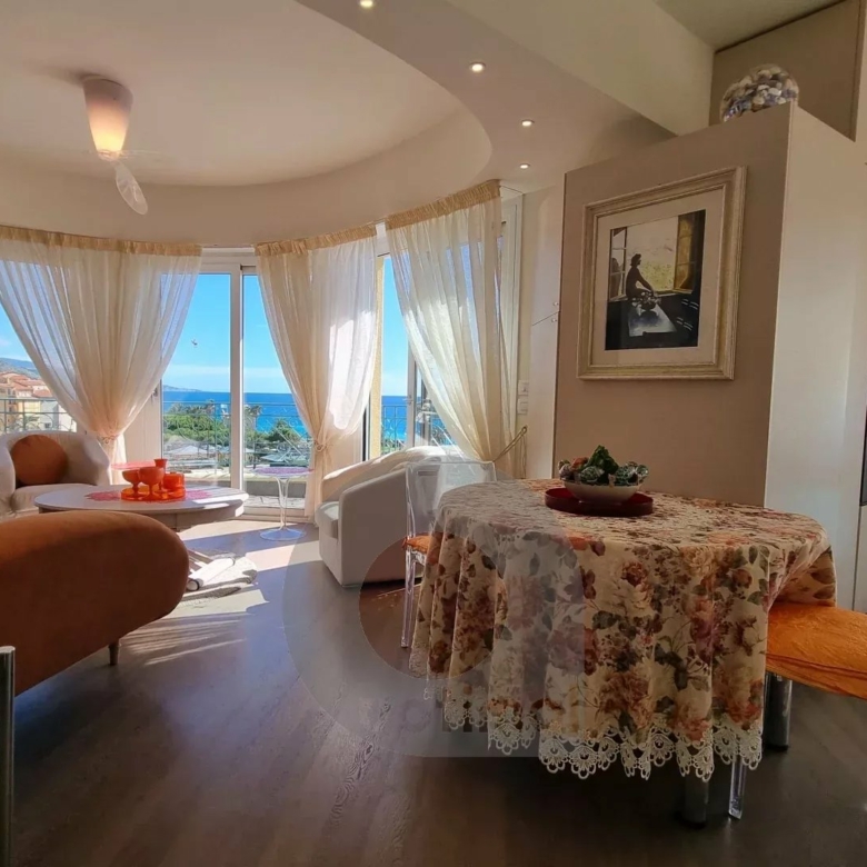 Menton – Bord et face mer, deux appartements d’exception avec solarium panoramique, vue mer et montagne exceptionnelle.