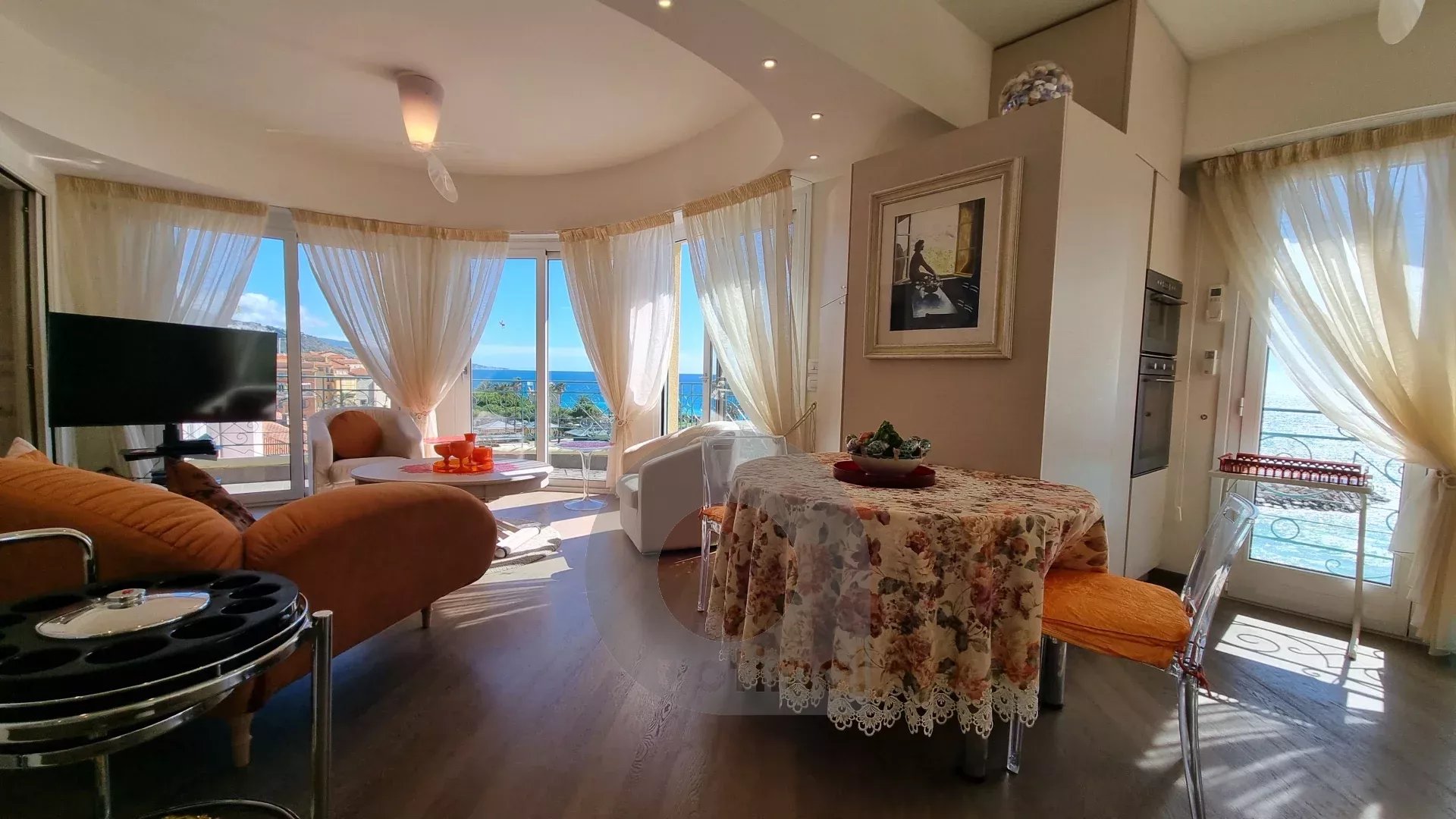 Menton – Bord et face mer, deux appartements d’exception avec solarium panoramique, vue mer et montagne exceptionnelle.