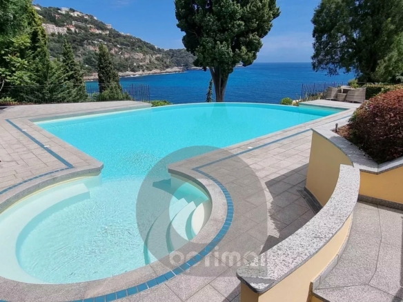 Roquebrune-Cap-Martin, proche Monaco, résidence Luxe avec piscine. Dernier étage vue mer.