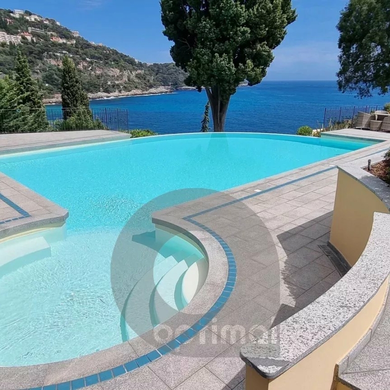 Roquebrune-Cap-Martin, proche Monaco, résidence Luxe avec piscine. Dernier étage vue mer.