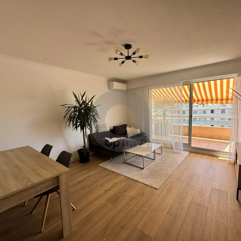 LOCATION ROQUEBRUNE 2 PIÈCES GRANDE TERRASSE PARKING