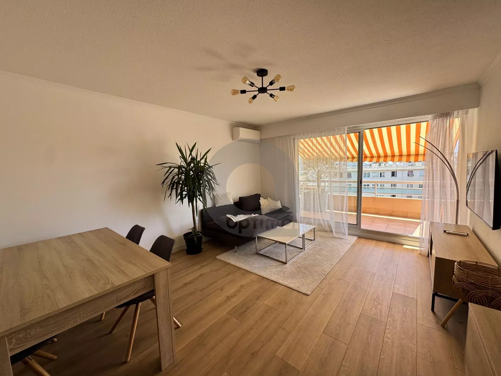 LOCATION ROQUEBRUNE 2 PIÈCES GRANDE TERRASSE PARKING