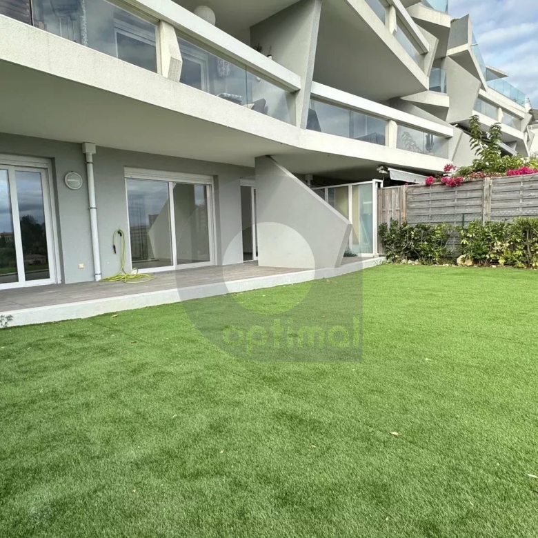 ROQUEBRUNE QUARTIER RESIDENTIEL DU HAMEAU: APPARTEMENT TROIS PIECES AVEC TERRASSE ET JARDIN – VUE MER – PARKING PRIVATIF