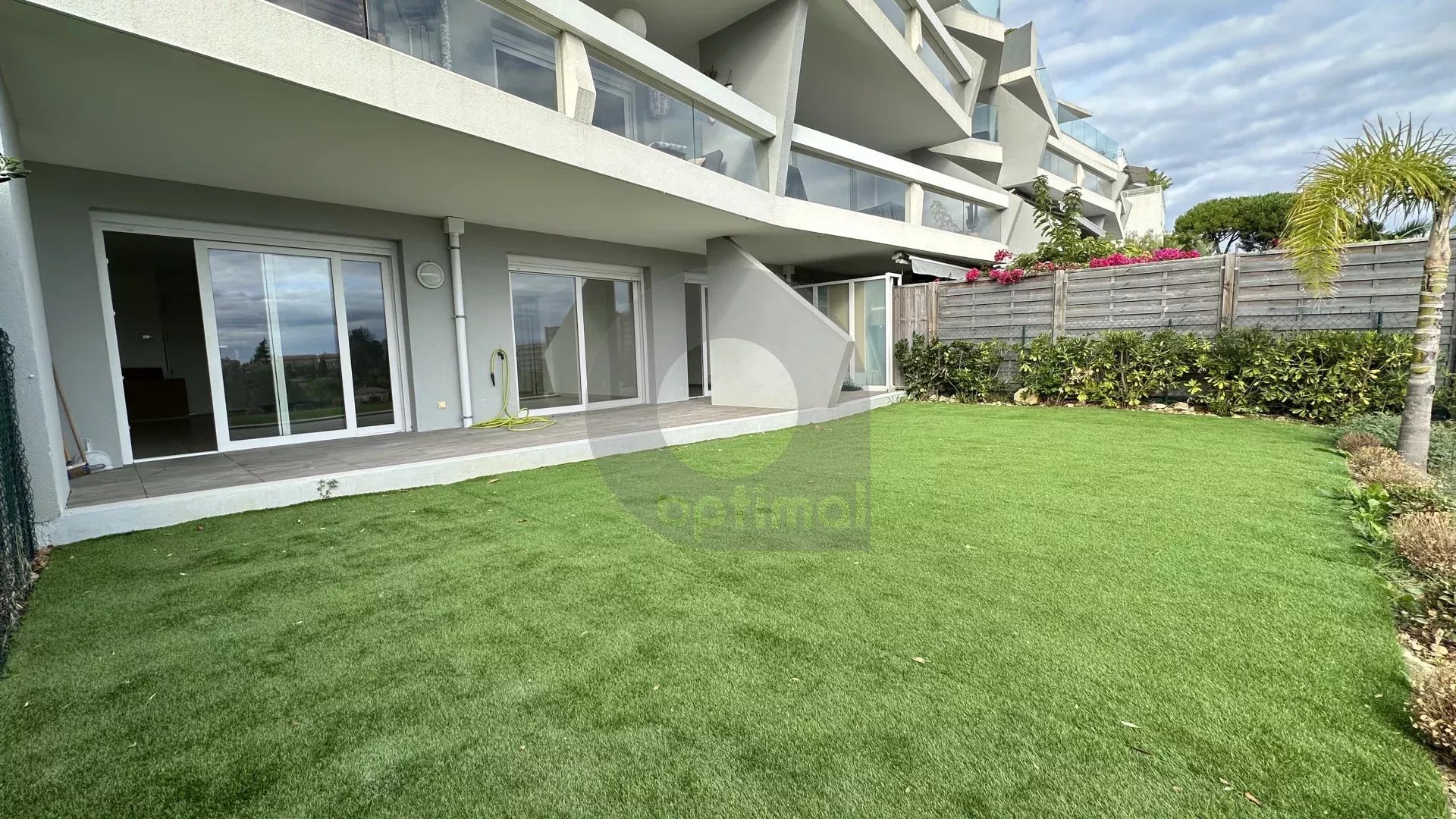 ROQUEBRUNE QUARTIER RESIDENTIEL DU HAMEAU: APPARTEMENT TROIS PIECES AVEC TERRASSE ET JARDIN – VUE MER – PARKING PRIVATIF