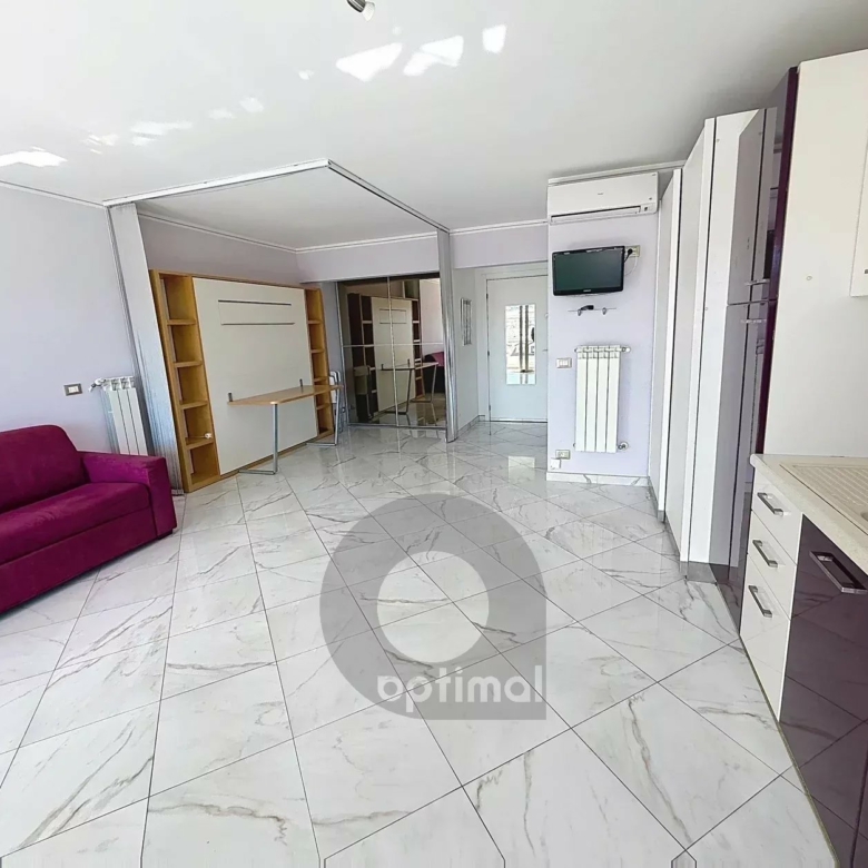 Menton Centre – Etage Elevé – Beau Studio avec Terrasse