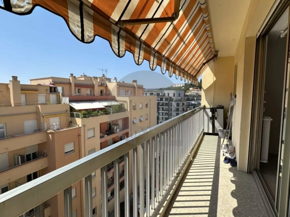 MENTON GARE ROUTIERE: SPACIEUX DEUX PIECES ETAGE ELEVE + CAVE