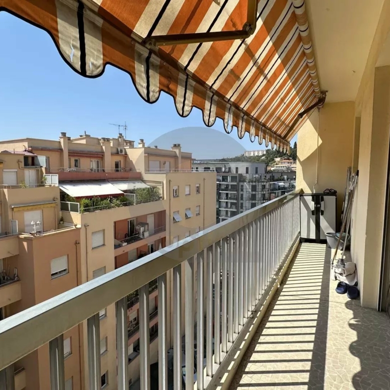 MENTON GARE ROUTIERE: SPACIEUX DEUX PIECES ETAGE ELEVE + CAVE