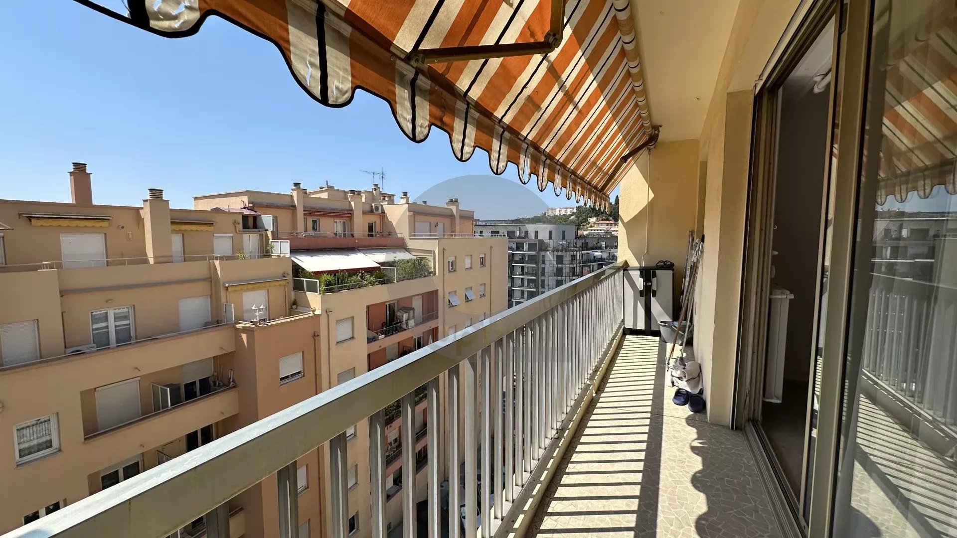 f10713a4fd731c53e3eed089f52a22a4_5446295efb_1920-original-171804-0.jpg MENTON GARE ROUTIERE: SPACIEUX DEUX PIECES ETAGE ELEVE + CAVE
