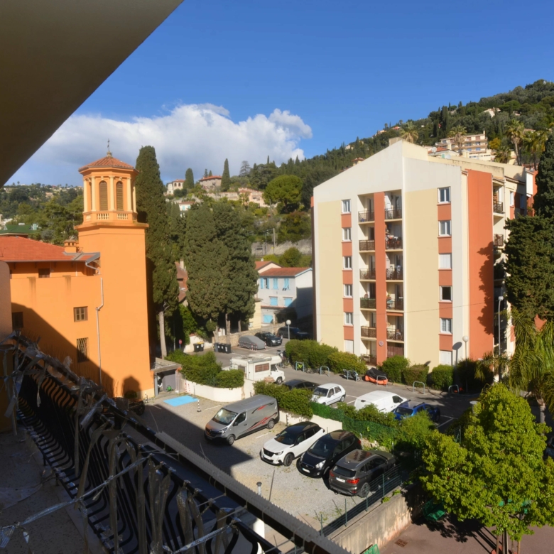 MENTON Garavan deux piéces avec balcon vue collines