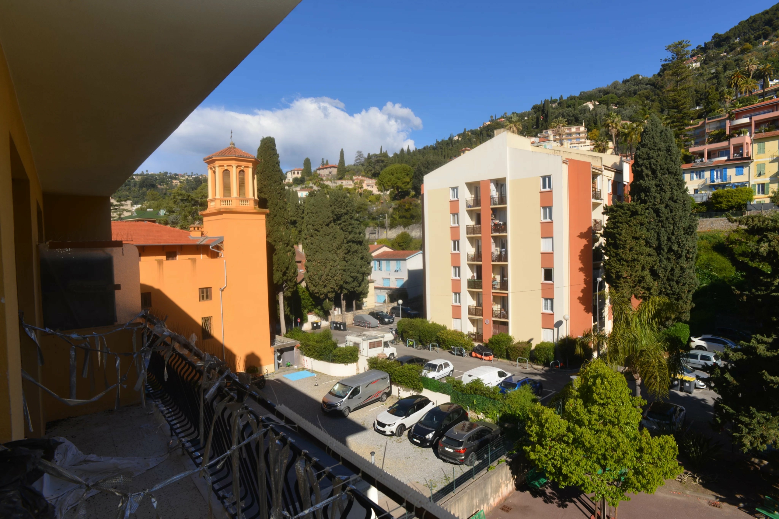 MENTON Garavan deux piéces avec balcon vue collines