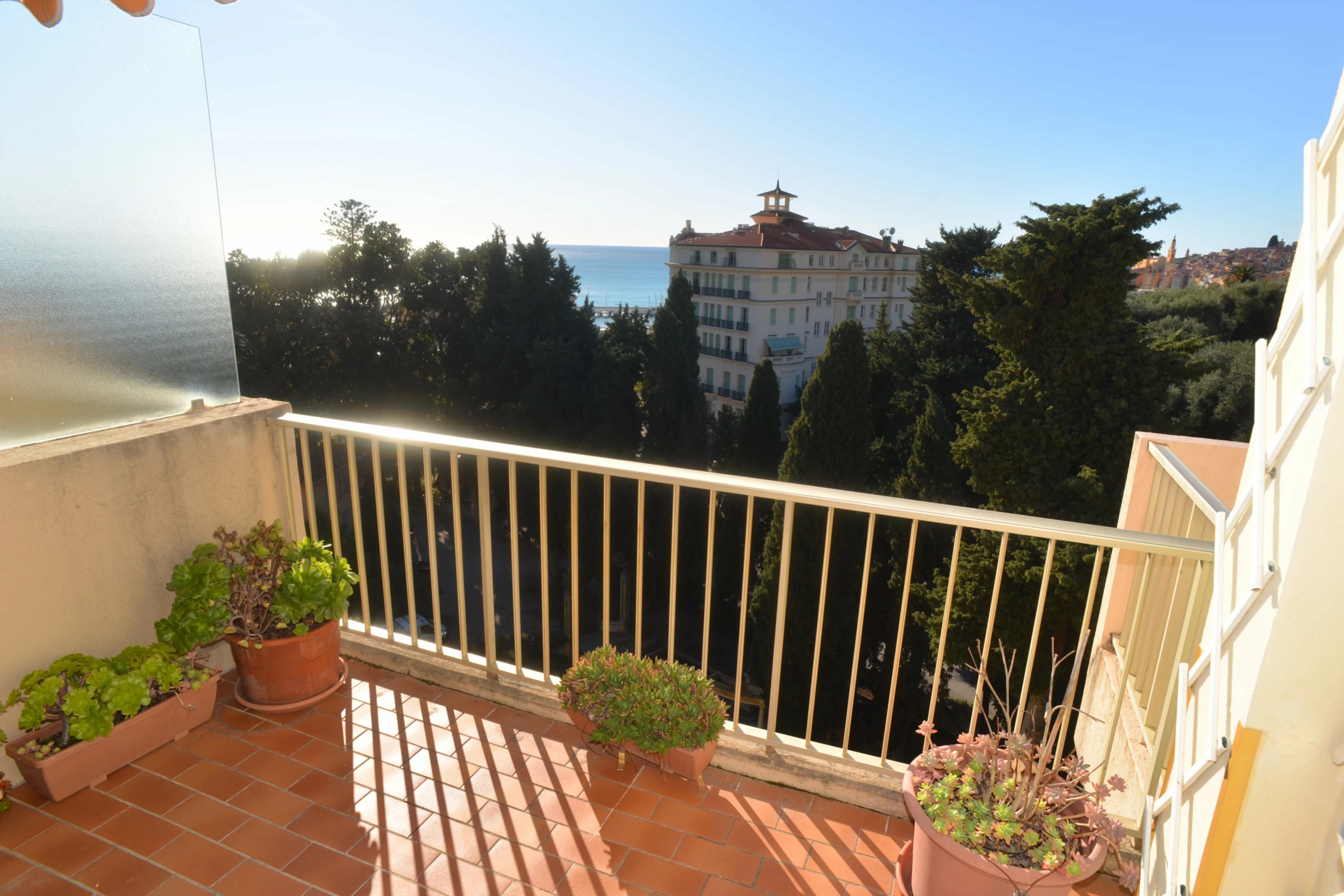 MENTON GARAVAN – 3 pièces dernier étage avec terrasse vue mer cave et garage