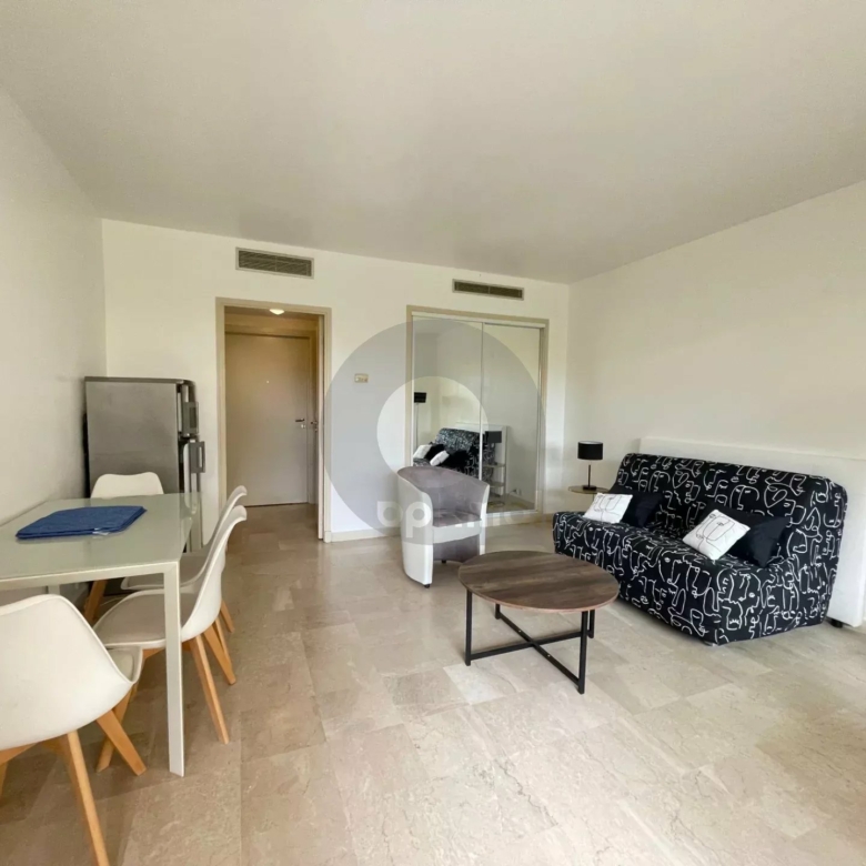 RCM PLATEAU DU CAP : A LOUER STUDIO MEUBLE – TERRASSE – GARAGE – CAVE