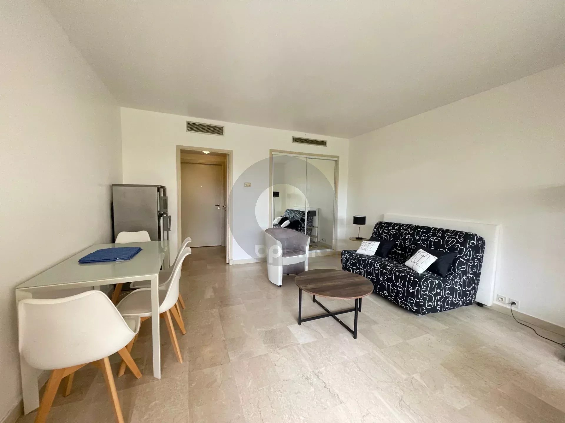 RCM PLATEAU DU CAP : A LOUER STUDIO MEUBLE – TERRASSE – GARAGE – CAVE