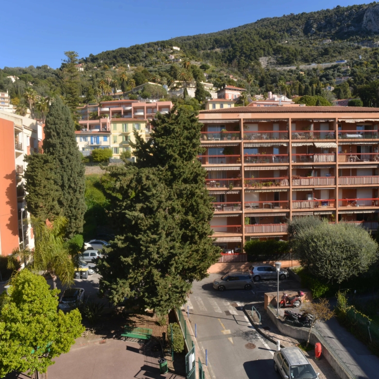 MENTON Garavan deux piéces avec balcon vue collines