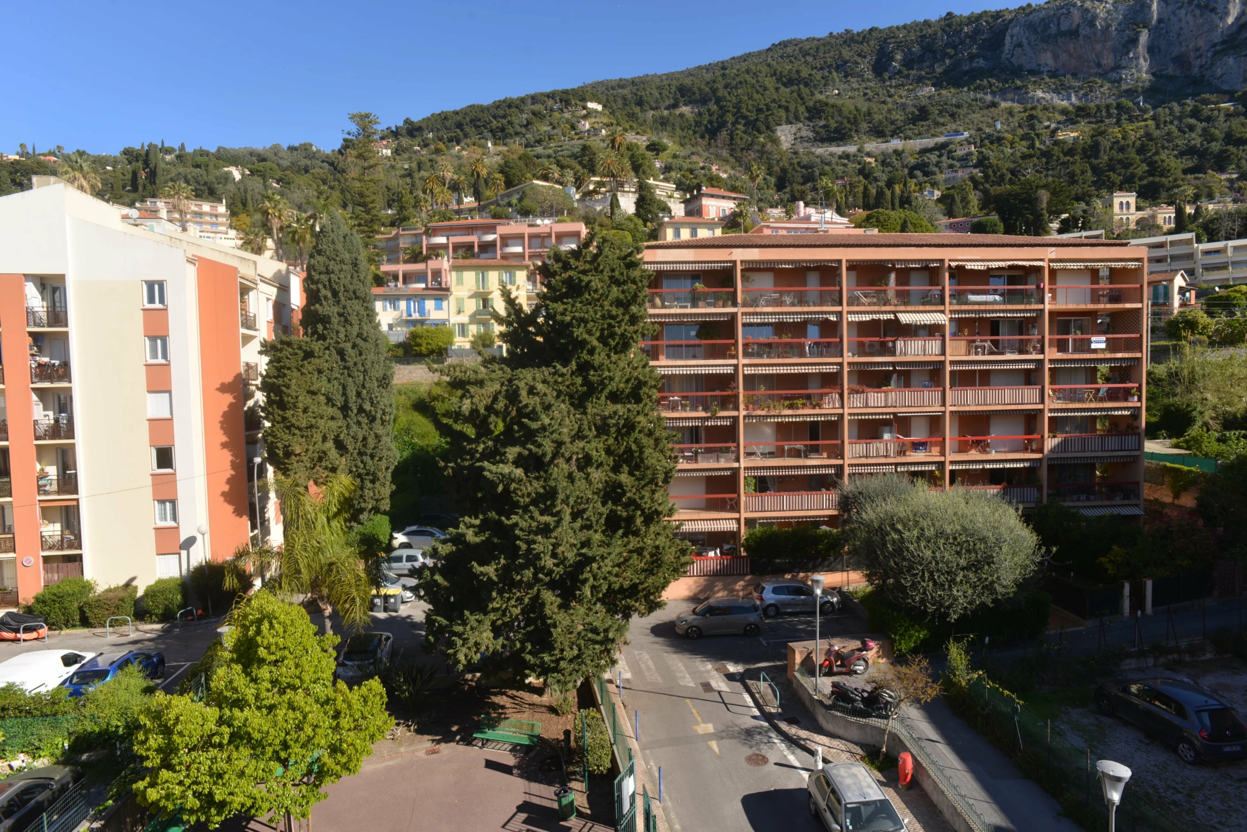 f3b66b7ee00ef4f5f8c2bc9465d47126_dd2c4c6897_4096-original-173569-0.jpg MENTON Garavan deux piéces avec balcon vue collines