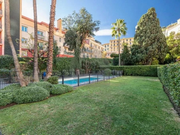 Menton central 3P terrasse parking piscine.