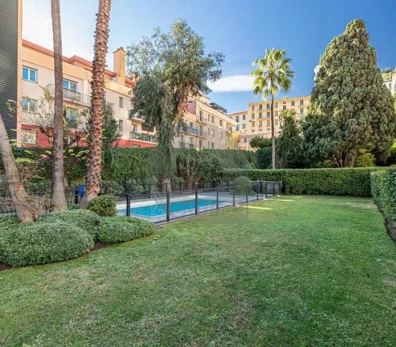 Menton central 3P terrasse parking piscine.