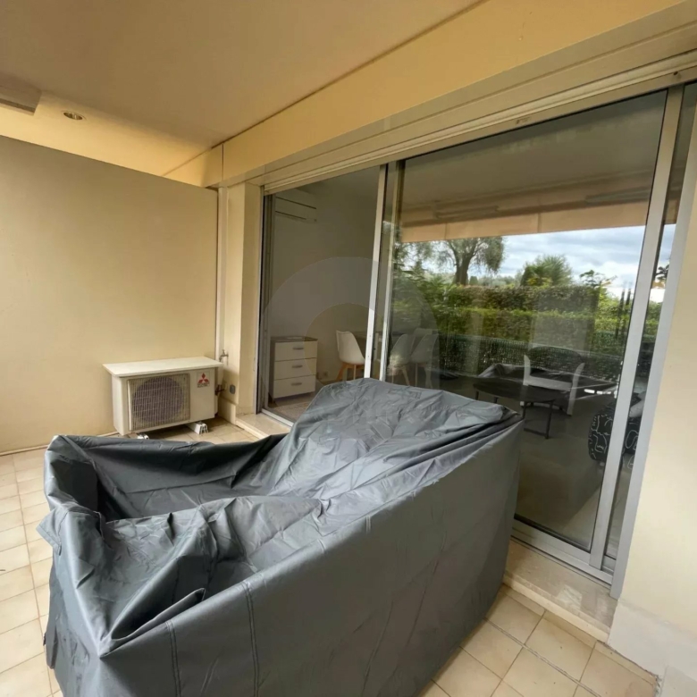 RCM PLATEAU DU CAP : A LOUER STUDIO MEUBLE – TERRASSE – GARAGE – CAVE