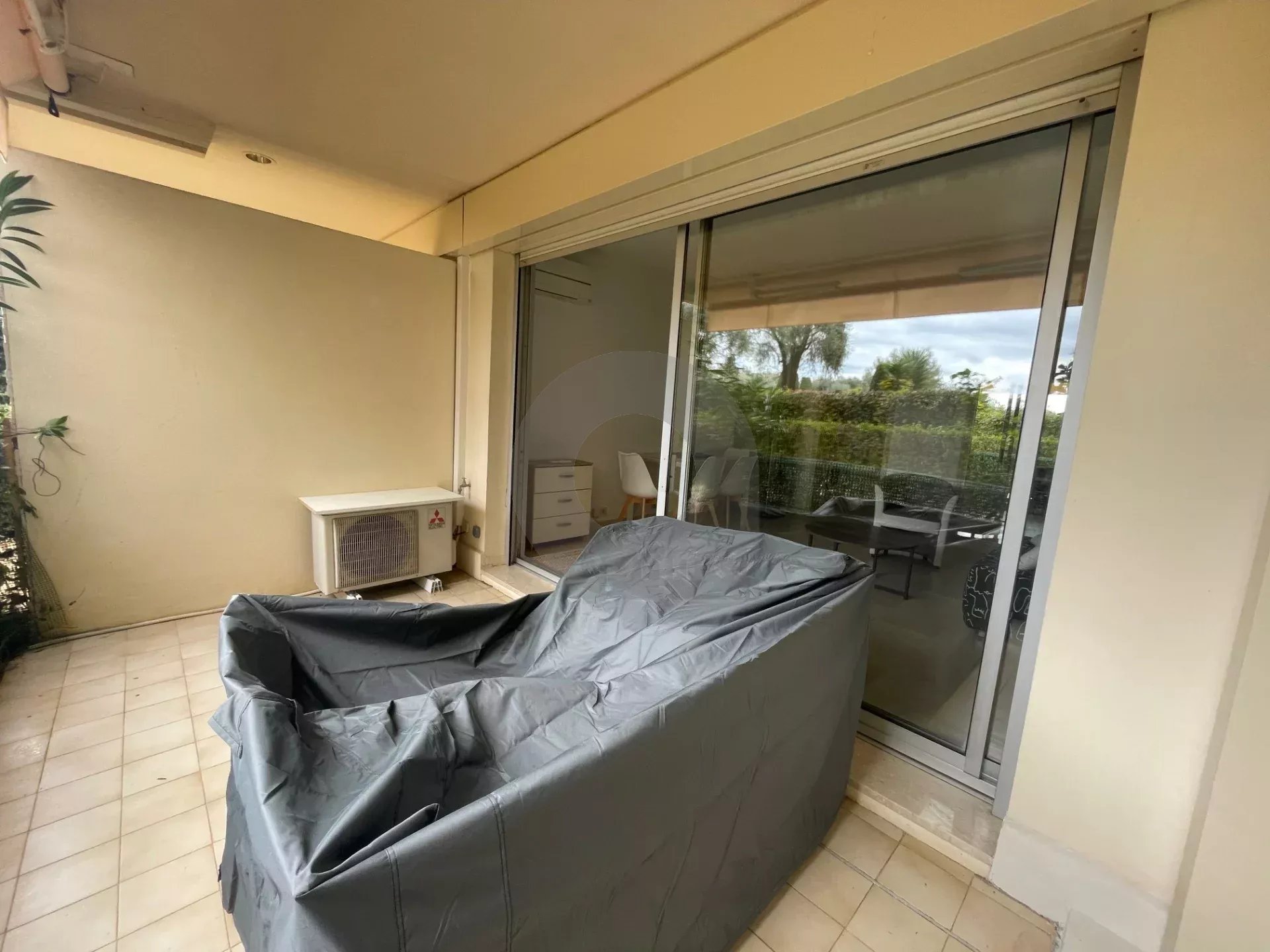 RCM PLATEAU DU CAP : A LOUER STUDIO MEUBLE – TERRASSE – GARAGE – CAVE