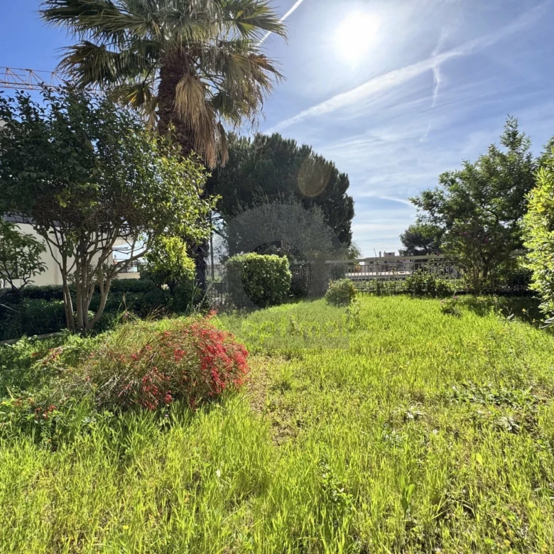 ROQUEBRUNE 3 PIÈCES CENTRE VILLE JARDIN PARKING CALME