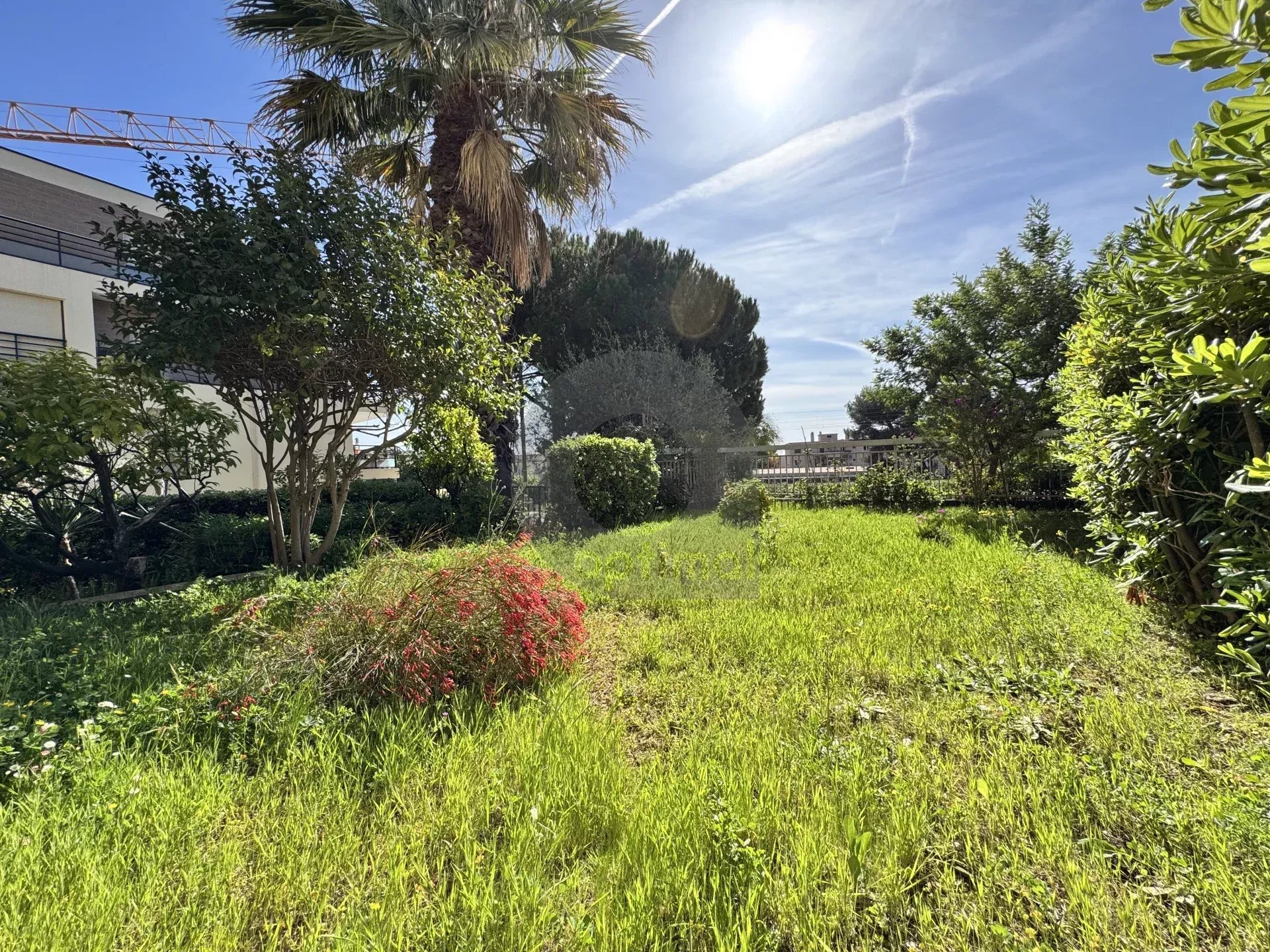 ROQUEBRUNE 3 PIÈCES CENTRE VILLE JARDIN PARKING CALME