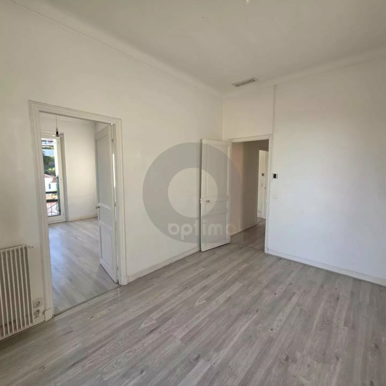 GRAND APPARTEMENT DE CINQ PIECES MENTON PROCHE CENTRE VILLE
