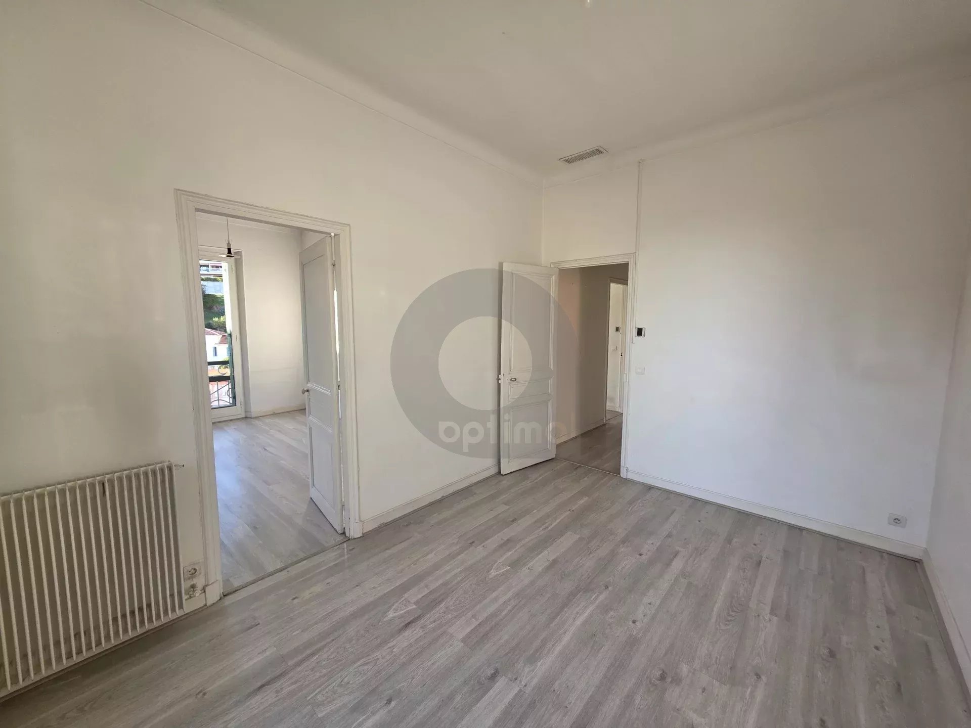 GRAND APPARTEMENT DE CINQ PIECES MENTON PROCHE CENTRE VILLE