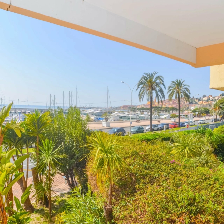 Menton – appartement trois pièces front de mer à Garavan
