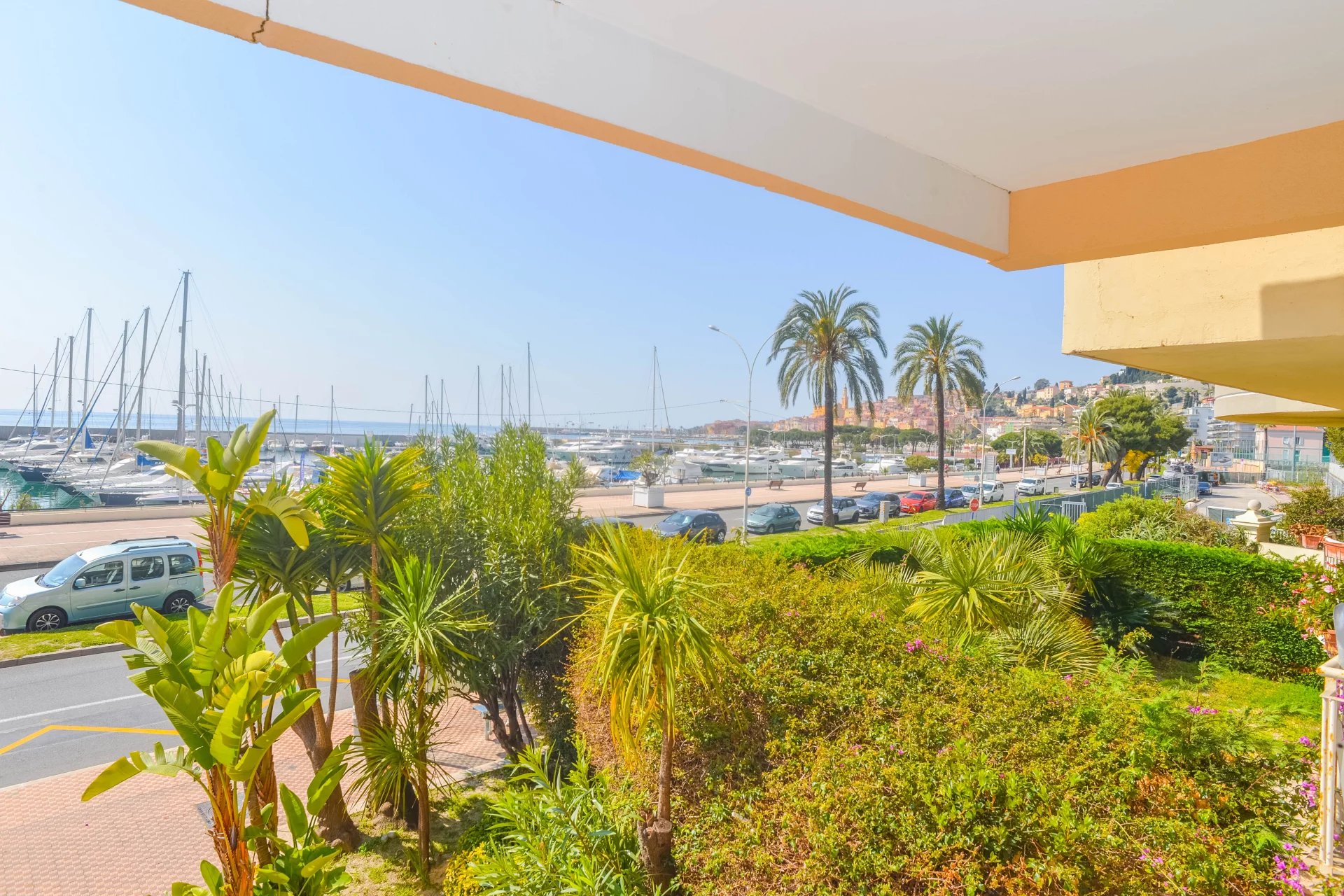 Menton – appartement trois pièces front de mer à Garavan
