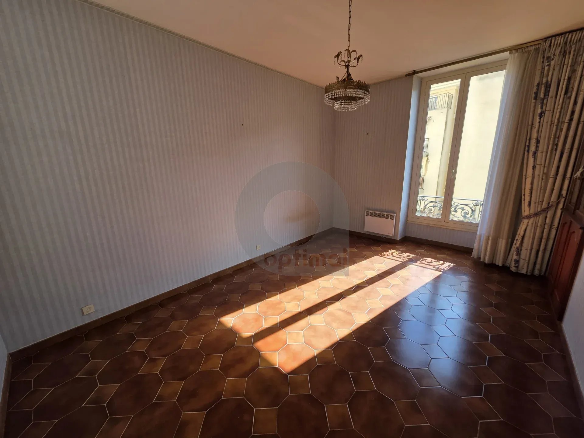 GRAND APPARTEMENT TROIS PIECES MENTON GARE ROUTIERE