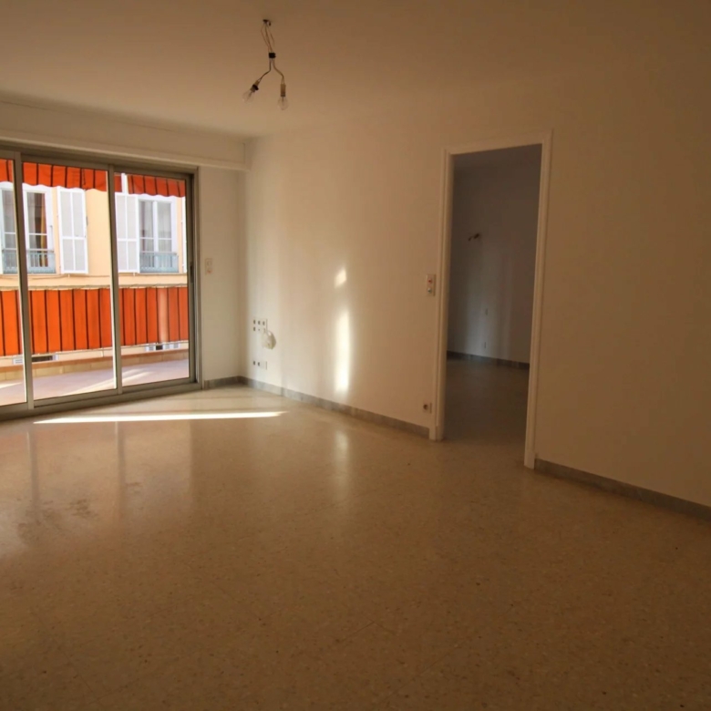 PLEIN CENTRE DE MENTON : GRAND 2P – TERRASSE – PARKING – CAVE