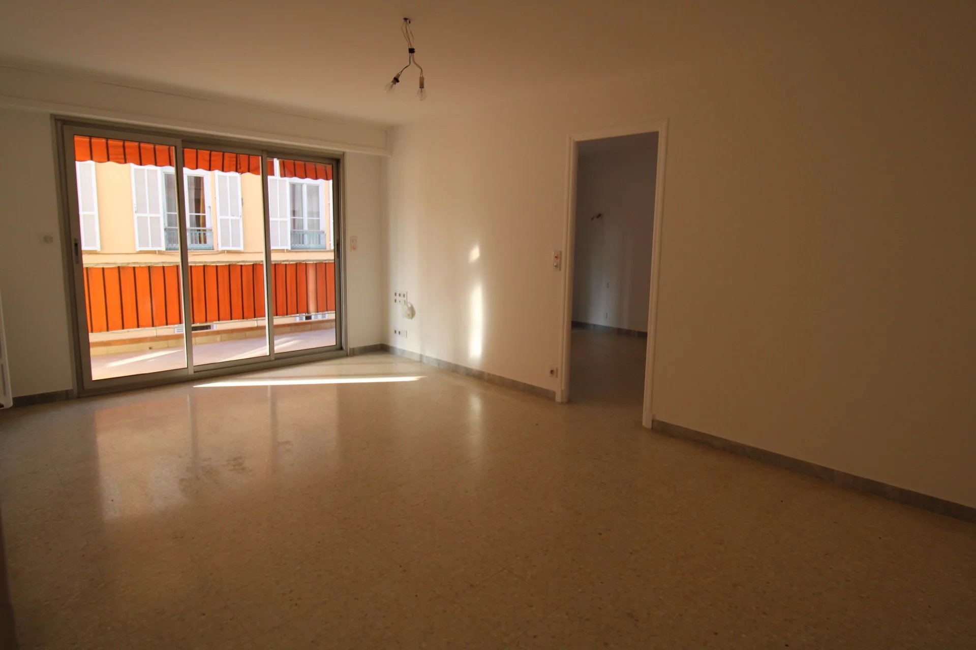 PLEIN CENTRE DE MENTON : GRAND 2P – TERRASSE – PARKING – CAVE