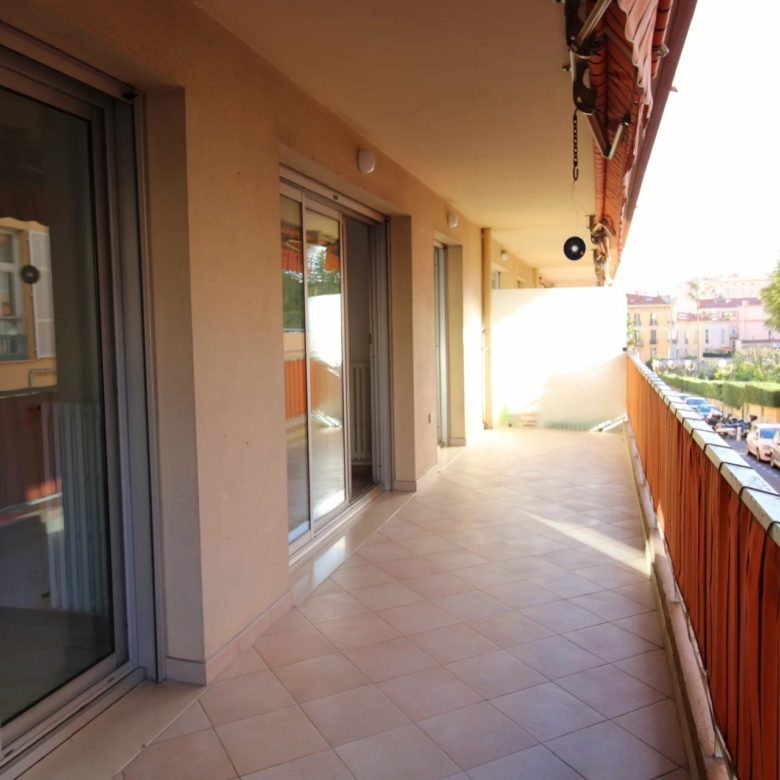 PLEIN CENTRE DE MENTON : GRAND 2P – TERRASSE – PARKING – CAVE