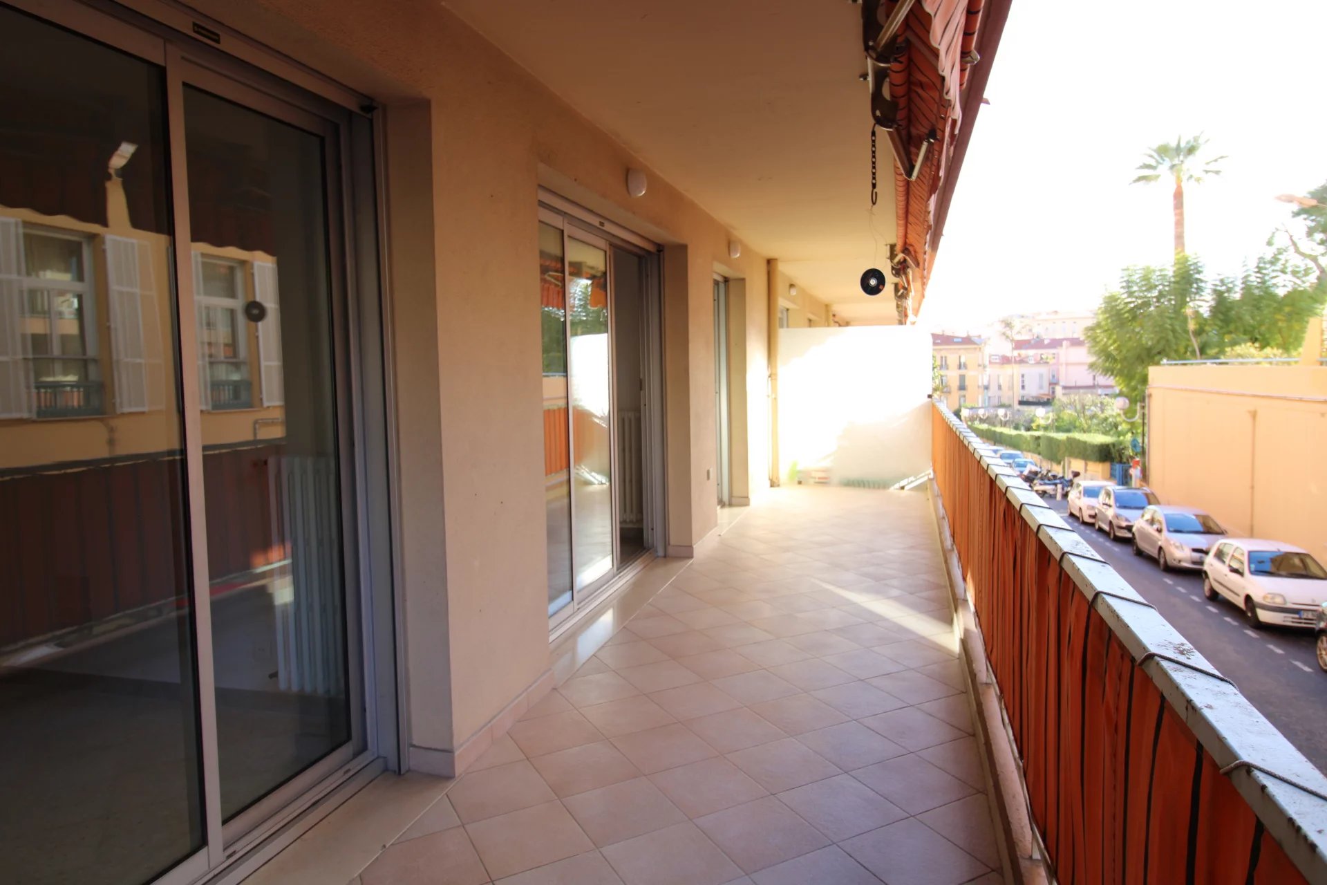 PLEIN CENTRE DE MENTON : GRAND 2P – TERRASSE – PARKING – CAVE