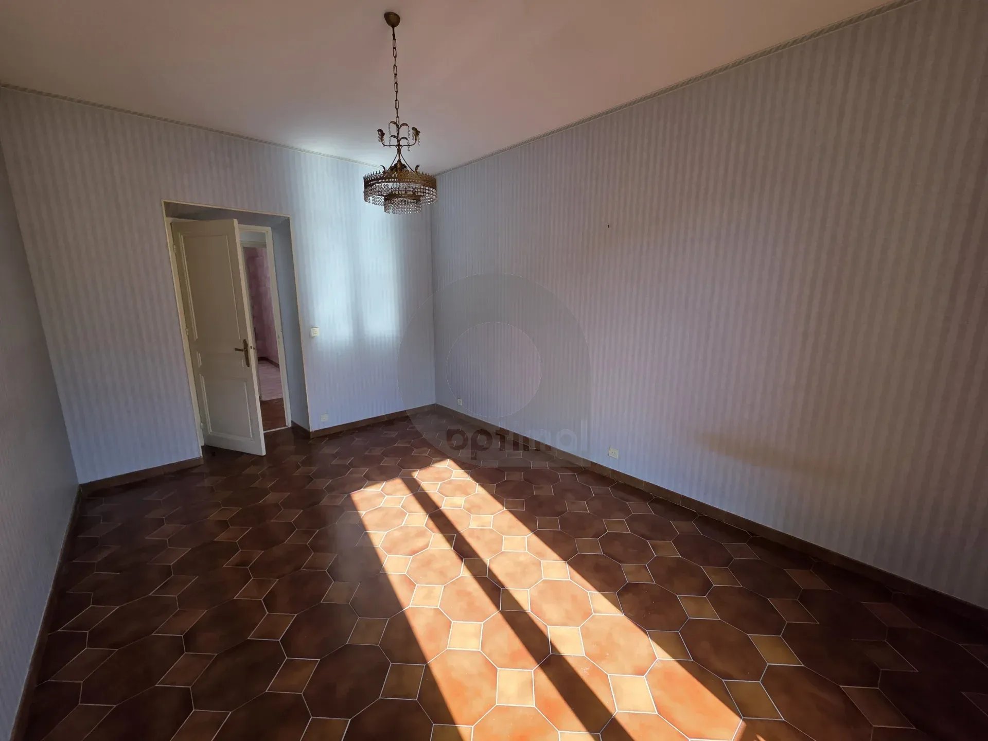 GRAND APPARTEMENT TROIS PIECES MENTON GARE ROUTIERE