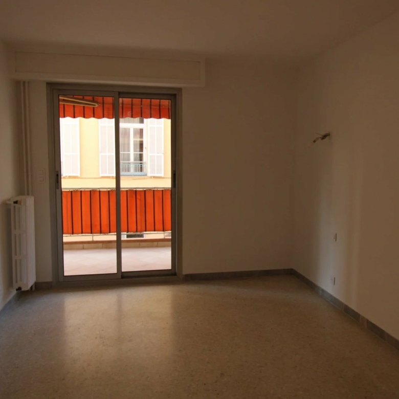 PLEIN CENTRE DE MENTON : GRAND 2P – TERRASSE – PARKING – CAVE