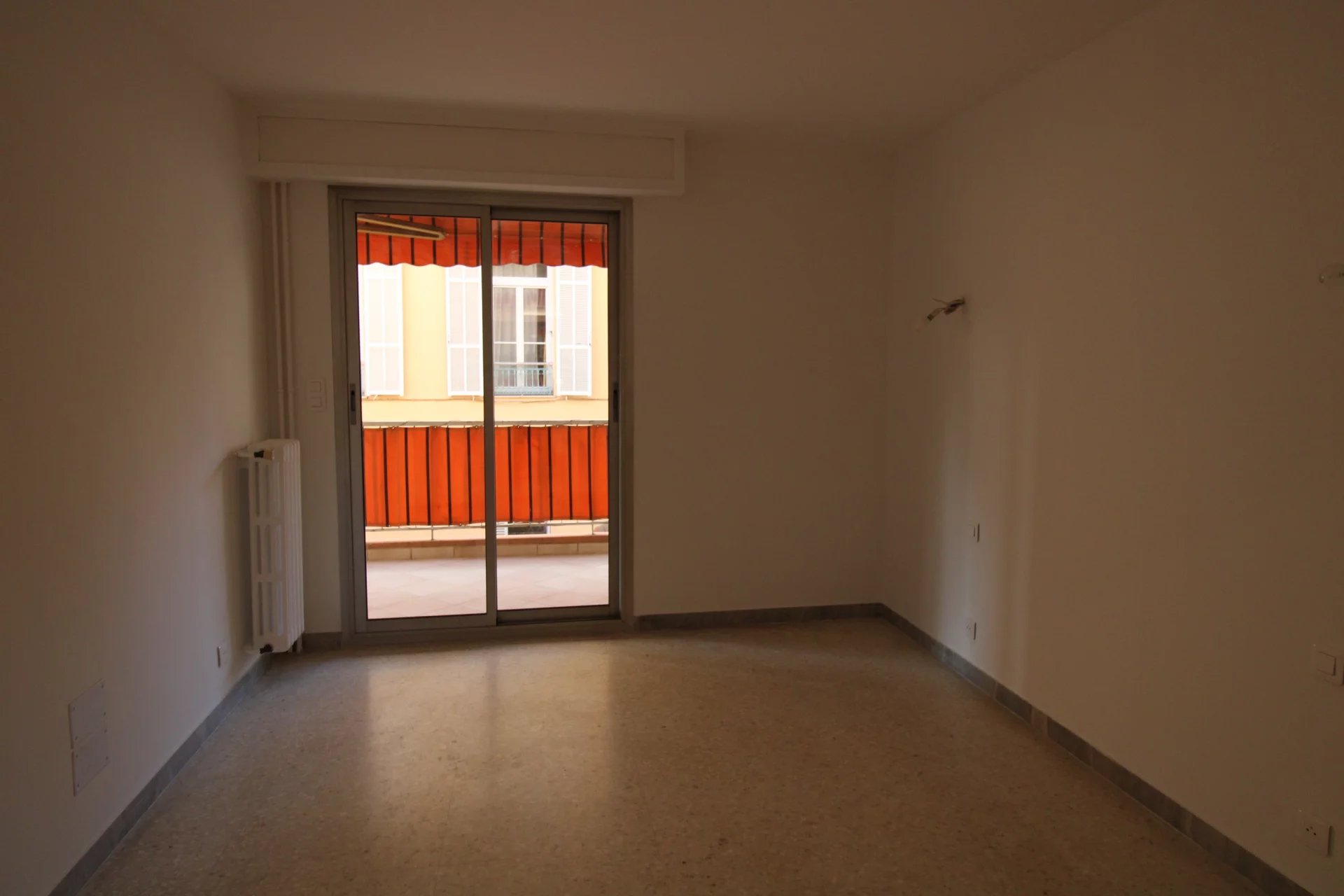 PLEIN CENTRE DE MENTON : GRAND 2P – TERRASSE – PARKING – CAVE