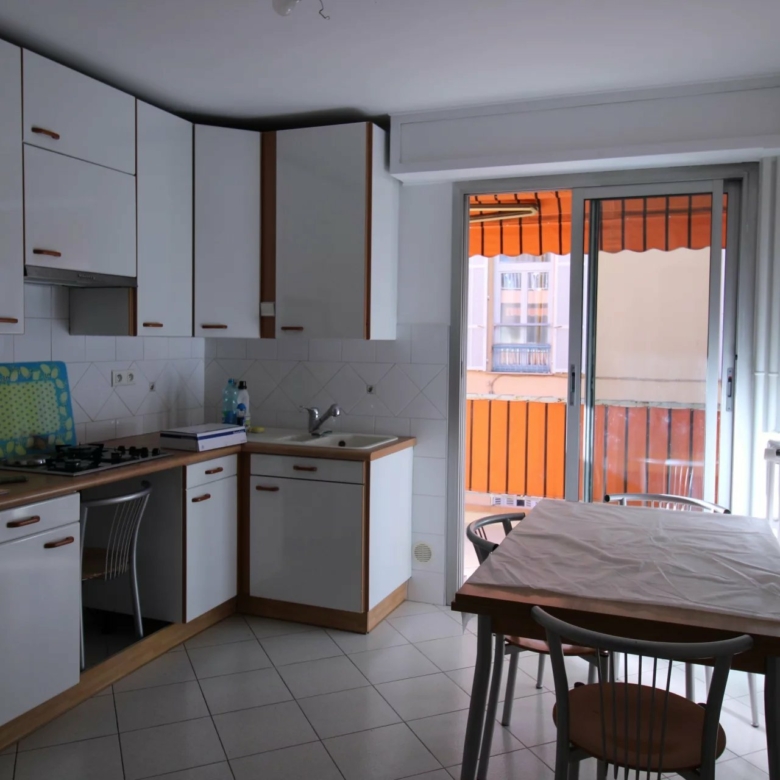 PLEIN CENTRE DE MENTON : GRAND 2P – TERRASSE – PARKING – CAVE