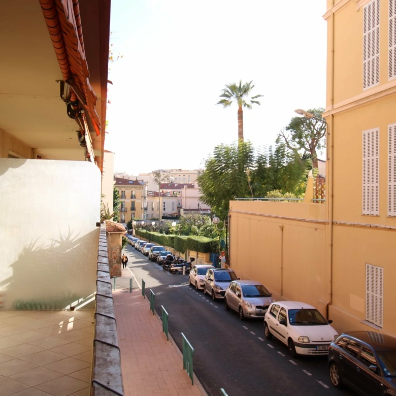 PLEIN CENTRE DE MENTON : GRAND 2P – TERRASSE – PARKING – CAVE