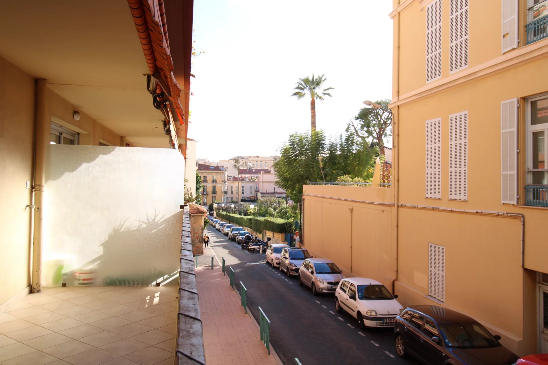 PLEIN CENTRE DE MENTON : GRAND 2P – TERRASSE – PARKING – CAVE