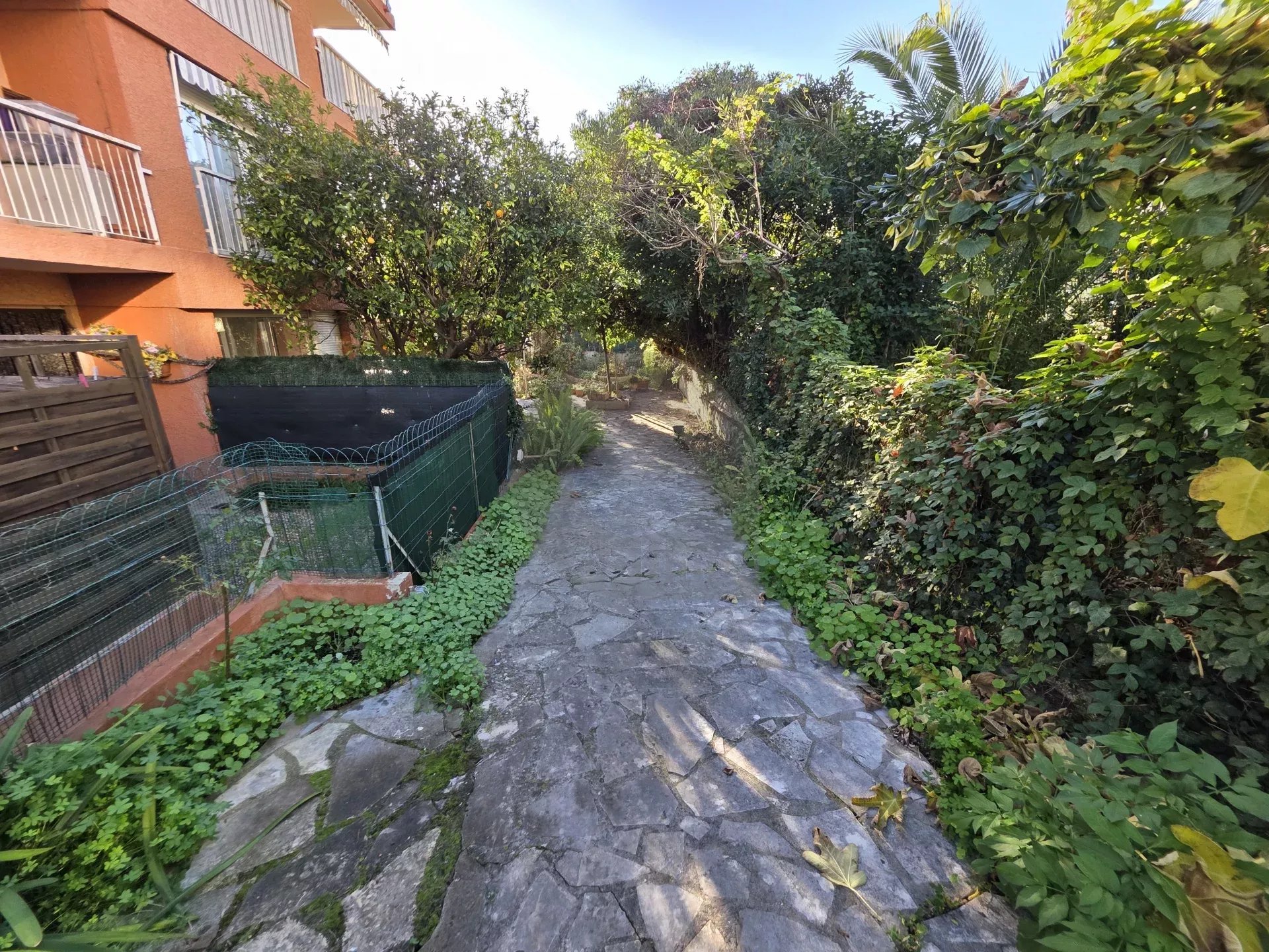 GRAND STUDIO AVEC GRANDE RESERVE GRANDE CAVE PARKING ROQUEBRUNE CAP MARTIN