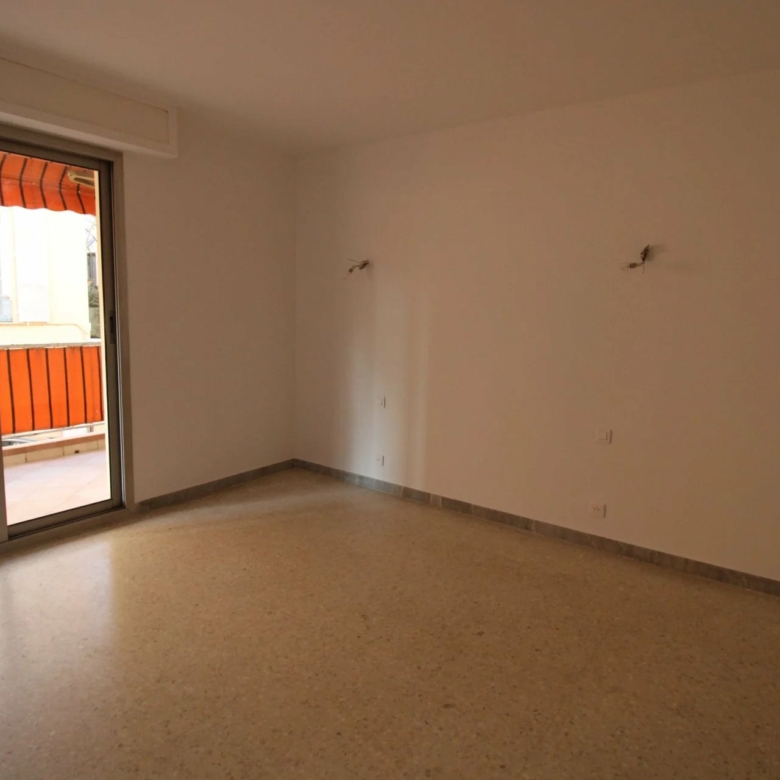PLEIN CENTRE DE MENTON : GRAND 2P – TERRASSE – PARKING – CAVE
