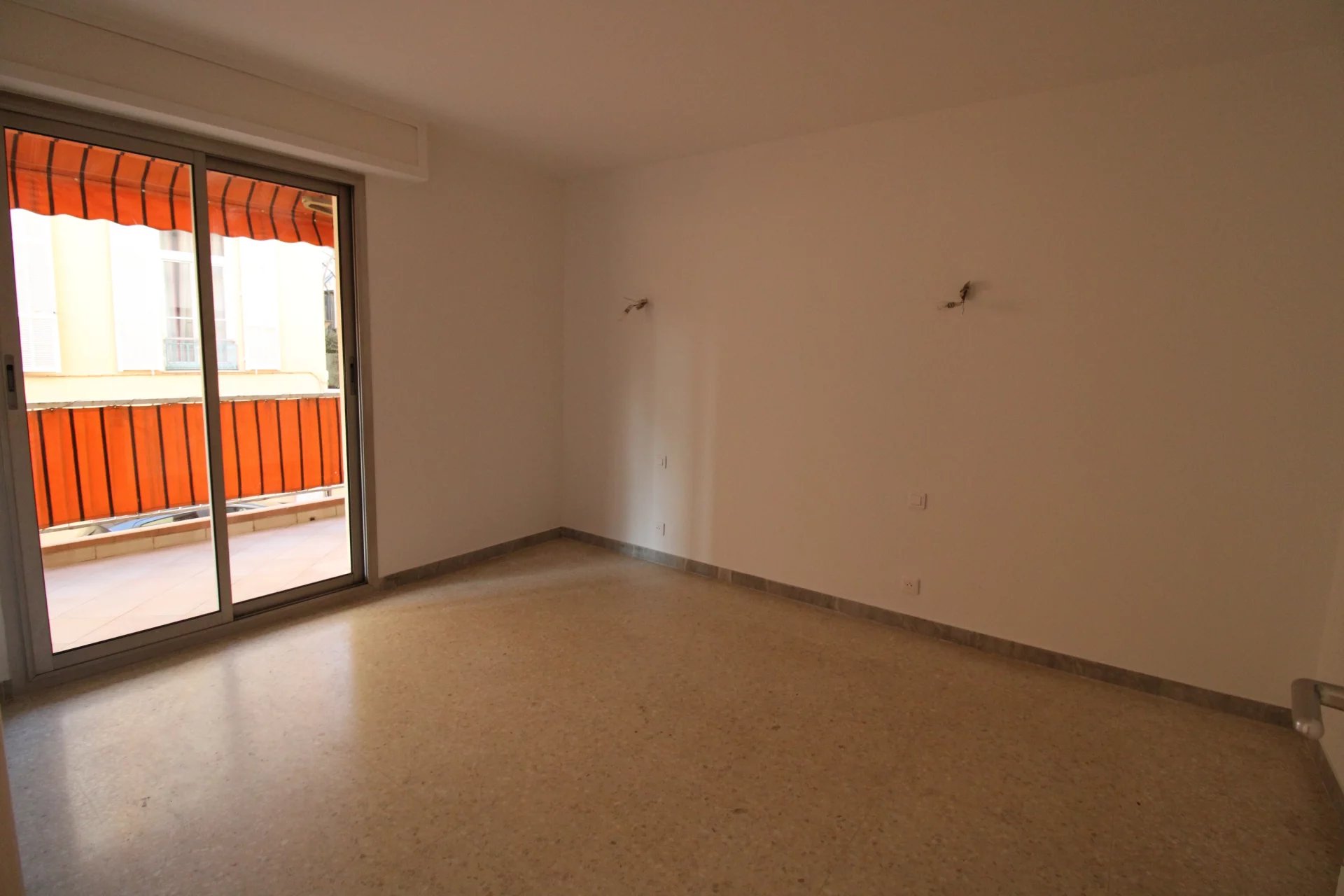 PLEIN CENTRE DE MENTON : GRAND 2P – TERRASSE – PARKING – CAVE