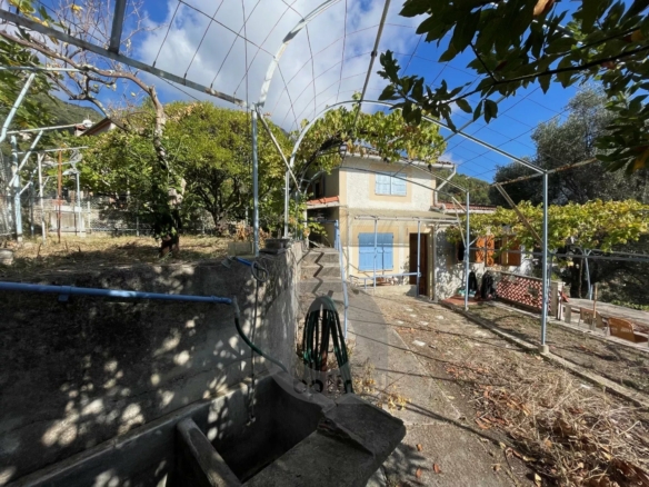 Route de Ste Agnès – Maison 3 pièces à Rénover avec terrasse et jardin – Accès pédestre