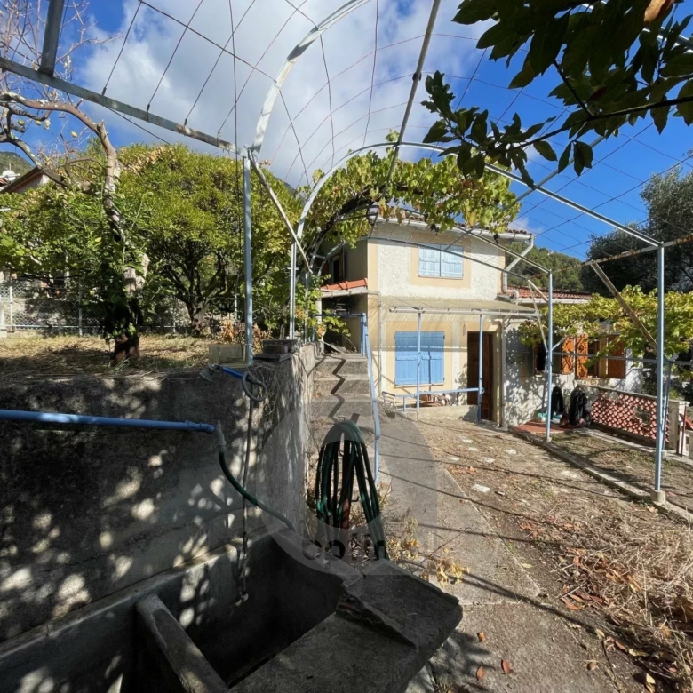 Route de Ste Agnès – Maison 3 pièces à Rénover avec terrasse et jardin – Accès pédestre